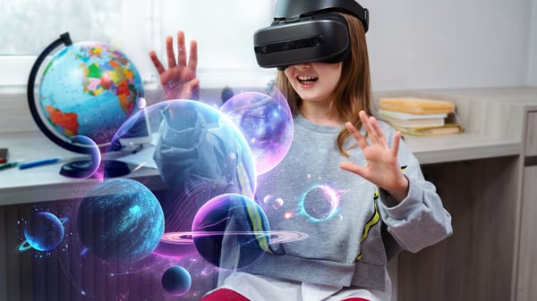 Come integrare realtà virtuale e apprendimento scolastico: device ed esempi pratici